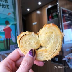 哈爾濱食品廠打浦橋店的小蝴蝶酥 一口酥脆，滿口香甜的上海經典味道